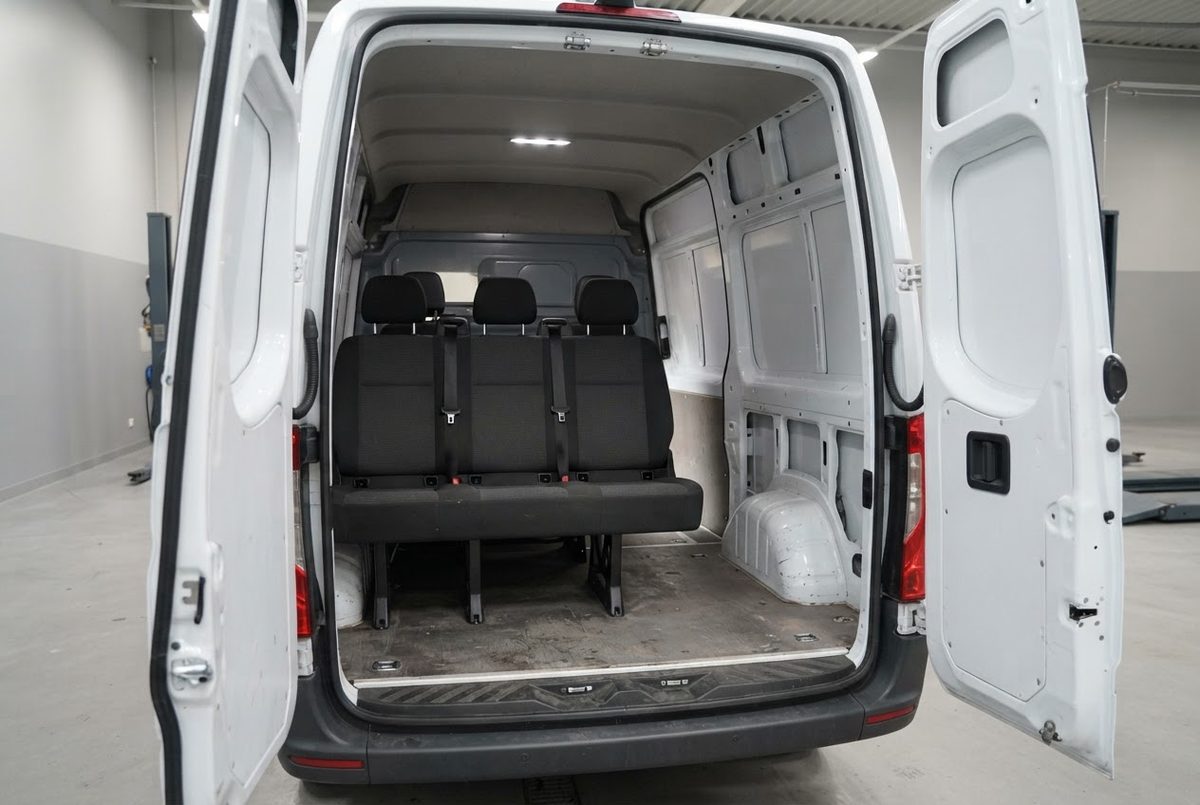 Rear seats & cabin